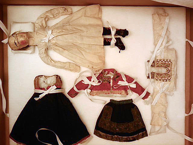 På Norsk Folkemuseum finnes det en ca. 200 år gammel dukke. Dukken har samme type klær som Prinsesse Ingrid Alexandras bunad, og er helt utrolig i sin detaljrikdom. Formen til underserken er kopiert fra denne dukken. Foto: Det kongelige hoff